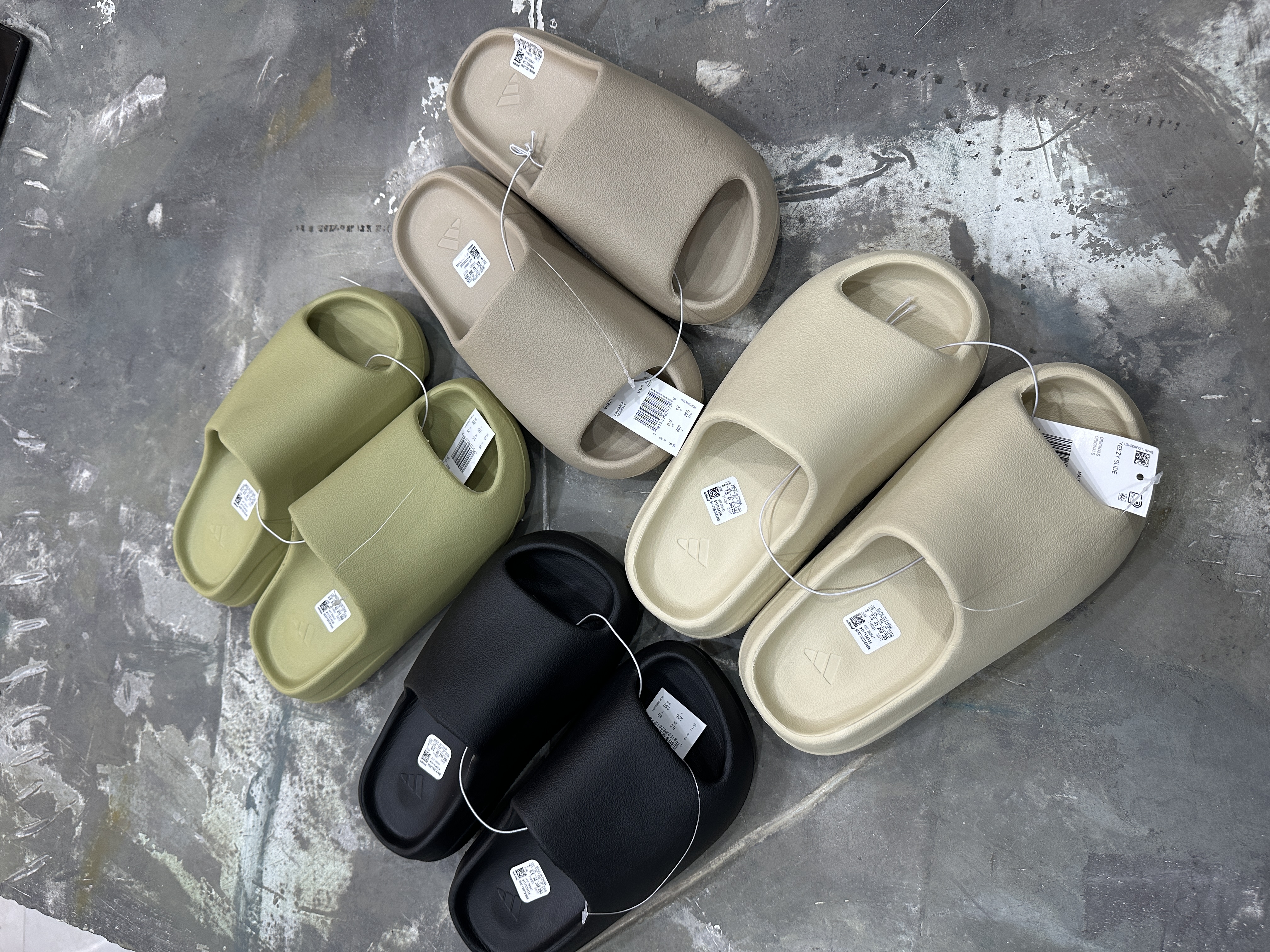 YEEZY SLIDE MADE BY adidas